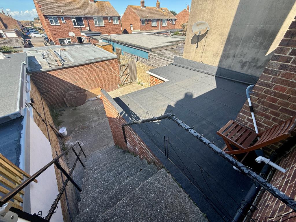 Lot: 64 - VACANT MIXED USE BUILDING - Yard to rear